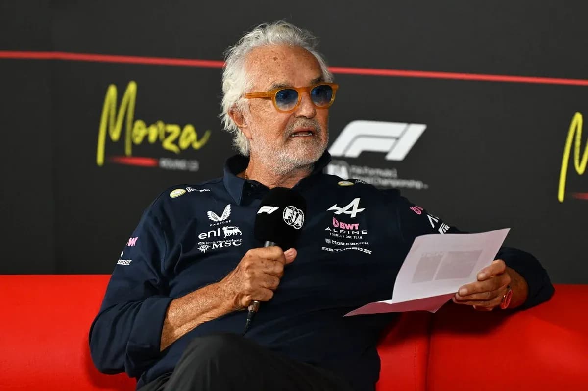 Person parlant lors d'une conférence de presse à Monza