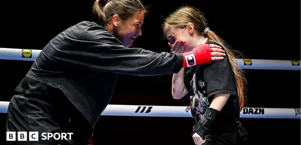 Boxeuse entraînant une jeune fille dans le ring