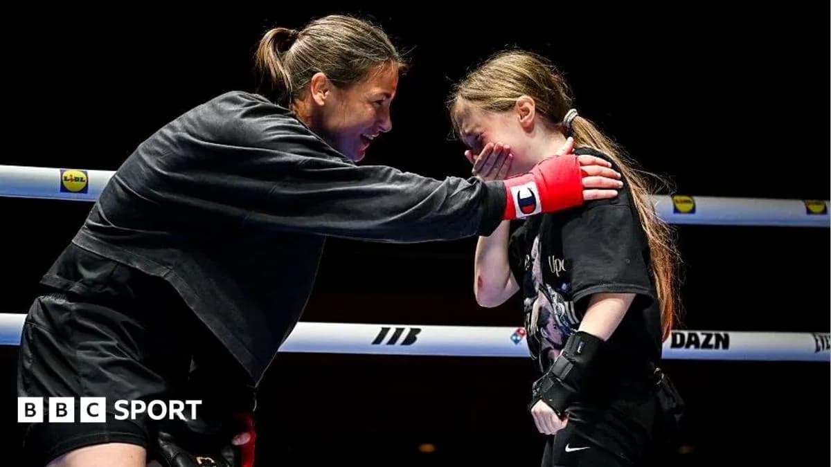 Boxeuse entraînant une jeune fille dans le ring