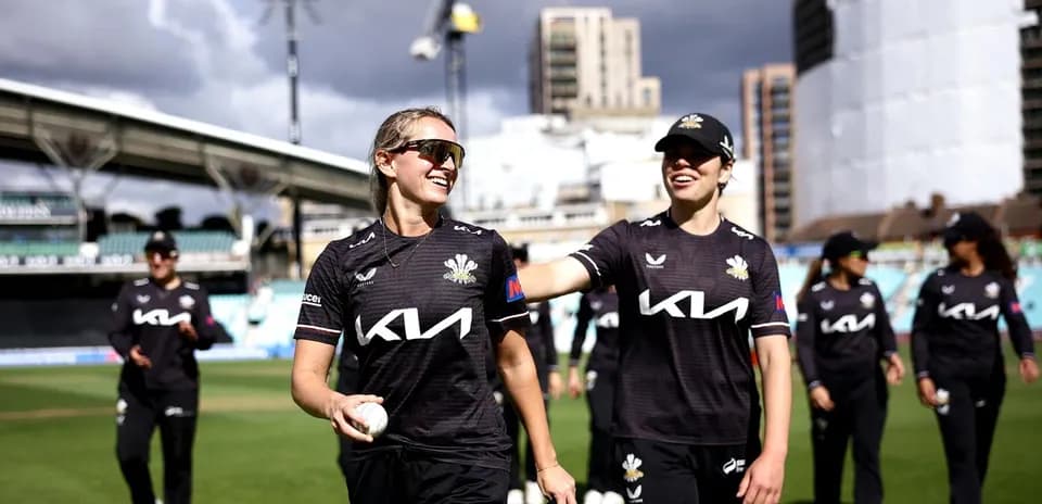 Joueuses de cricket de Surrey célébrant sur le terrain