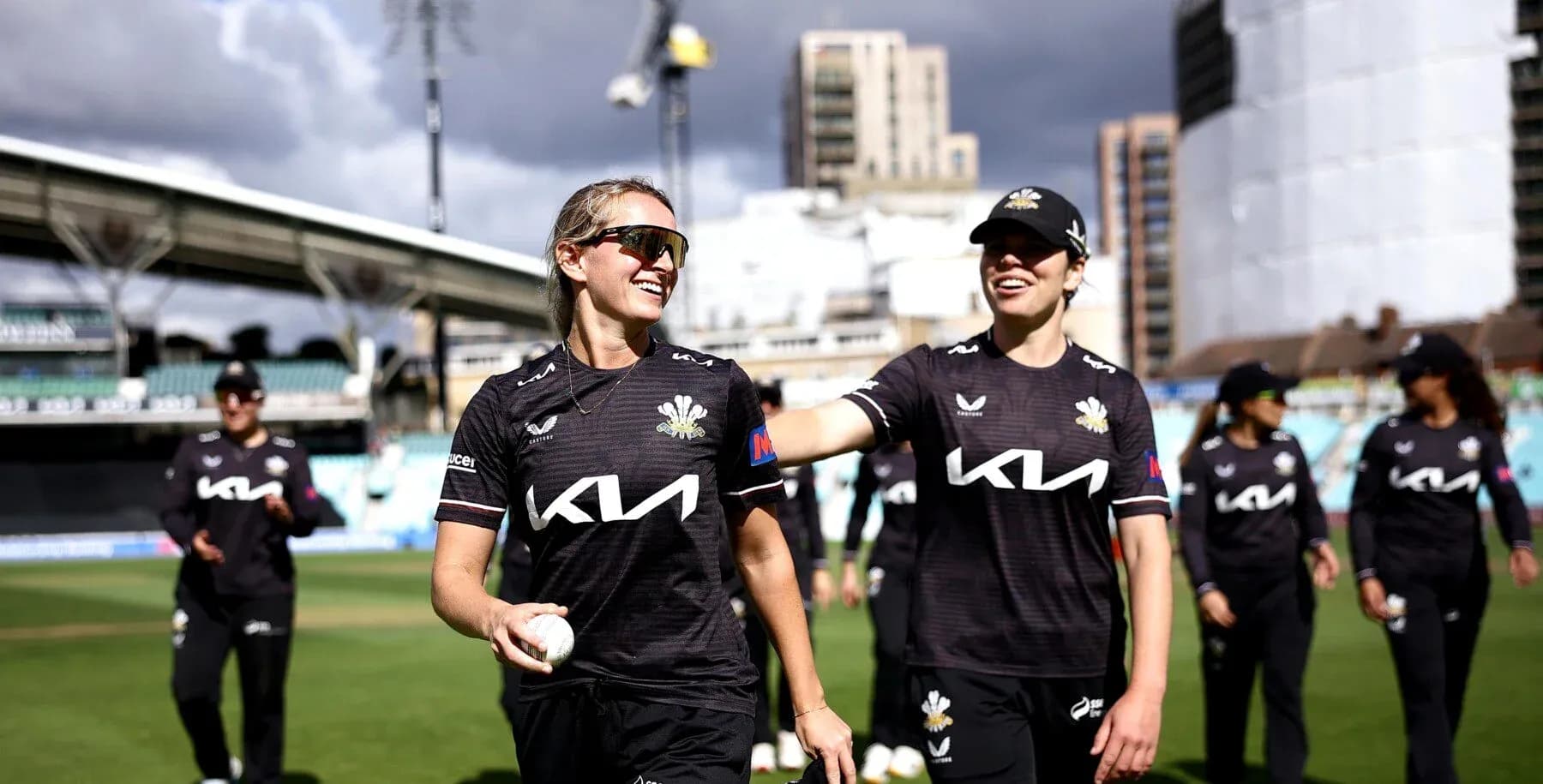 Joueuses de cricket de Surrey célébrant sur le terrain