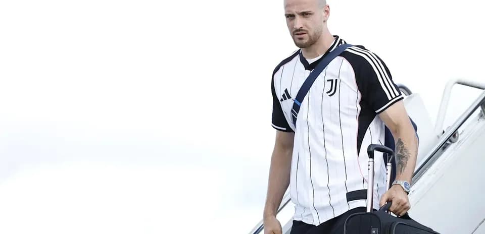 Joueur de la Juventus descendant de l'avion avec bagages
