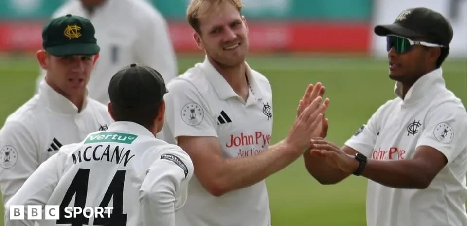 Joueurs de Nottinghamshire célébrant un wicket ensemble