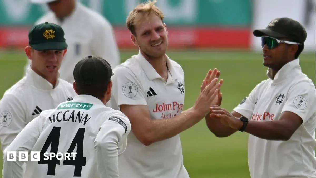 Joueurs de Nottinghamshire célébrant un wicket ensemble