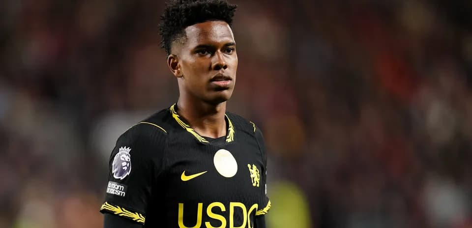 Joueur en maillot noir de Chelsea sur le terrain