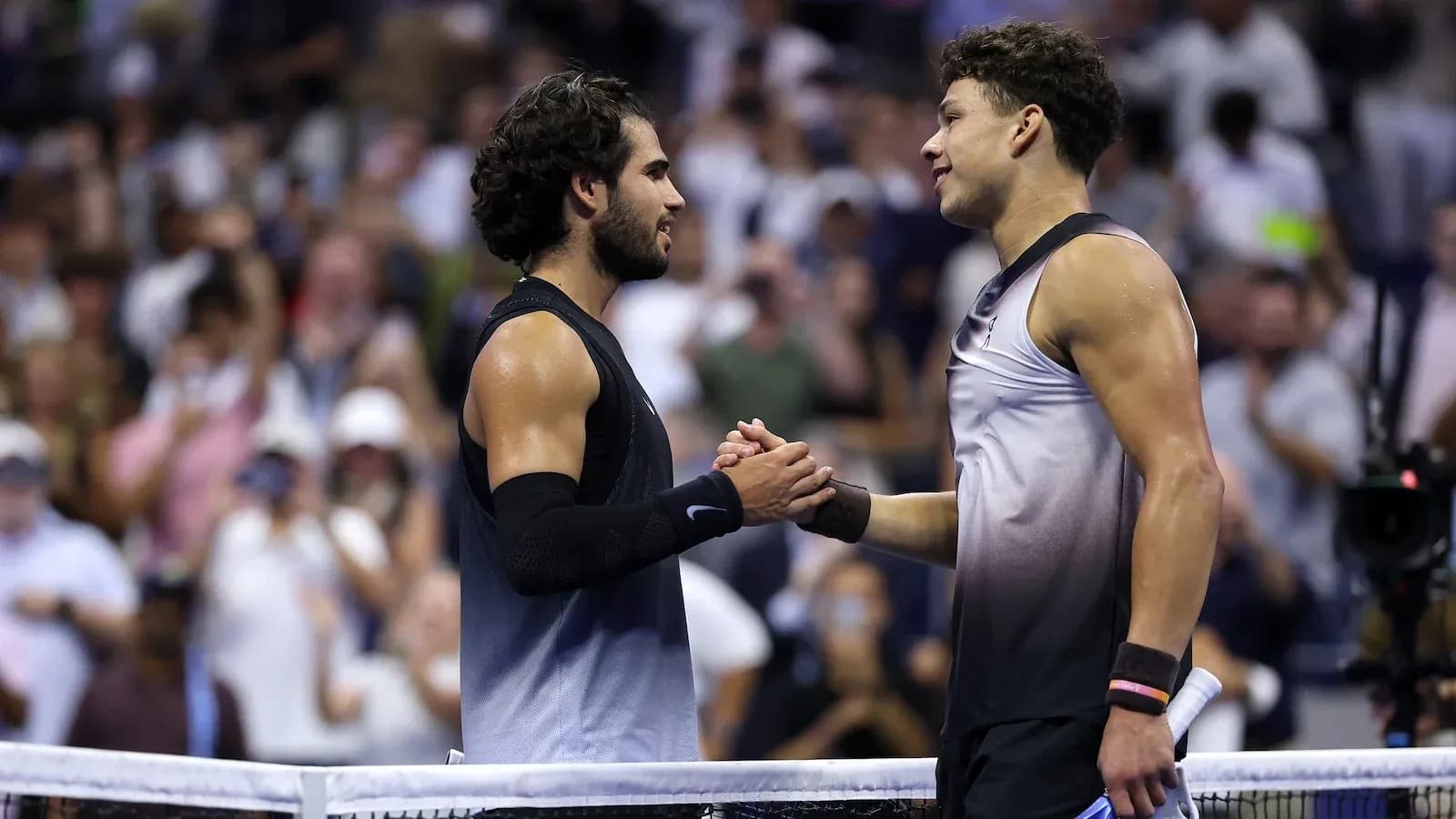 Joueurs se serrant la main après le match