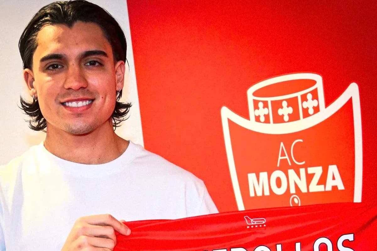 Joueur posant avec écharpe AC Monza en arrière-plan