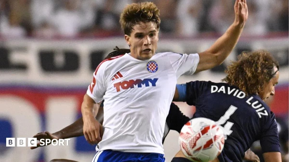 Joueur en blanc contrecarré par un adversaire en bleu