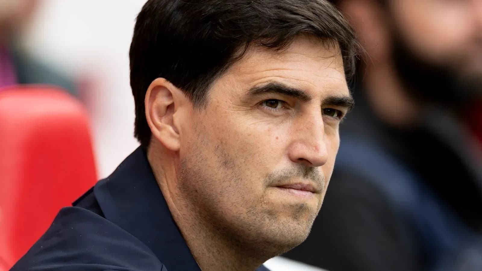 Entraîneur observant le match depuis le banc