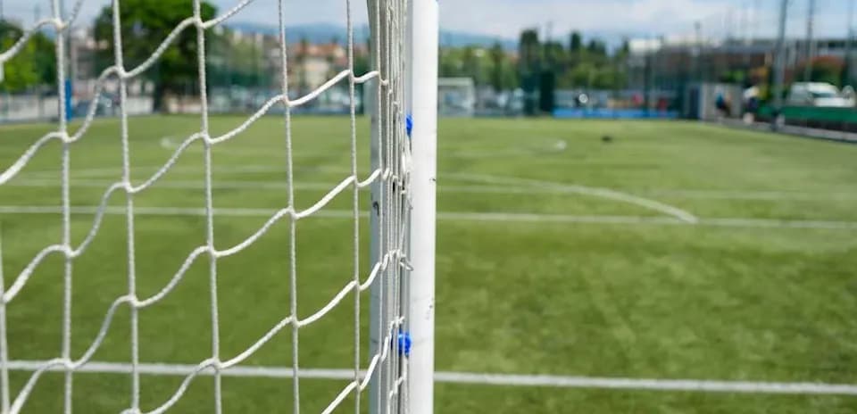 But de football avec terrain en arrière-plan