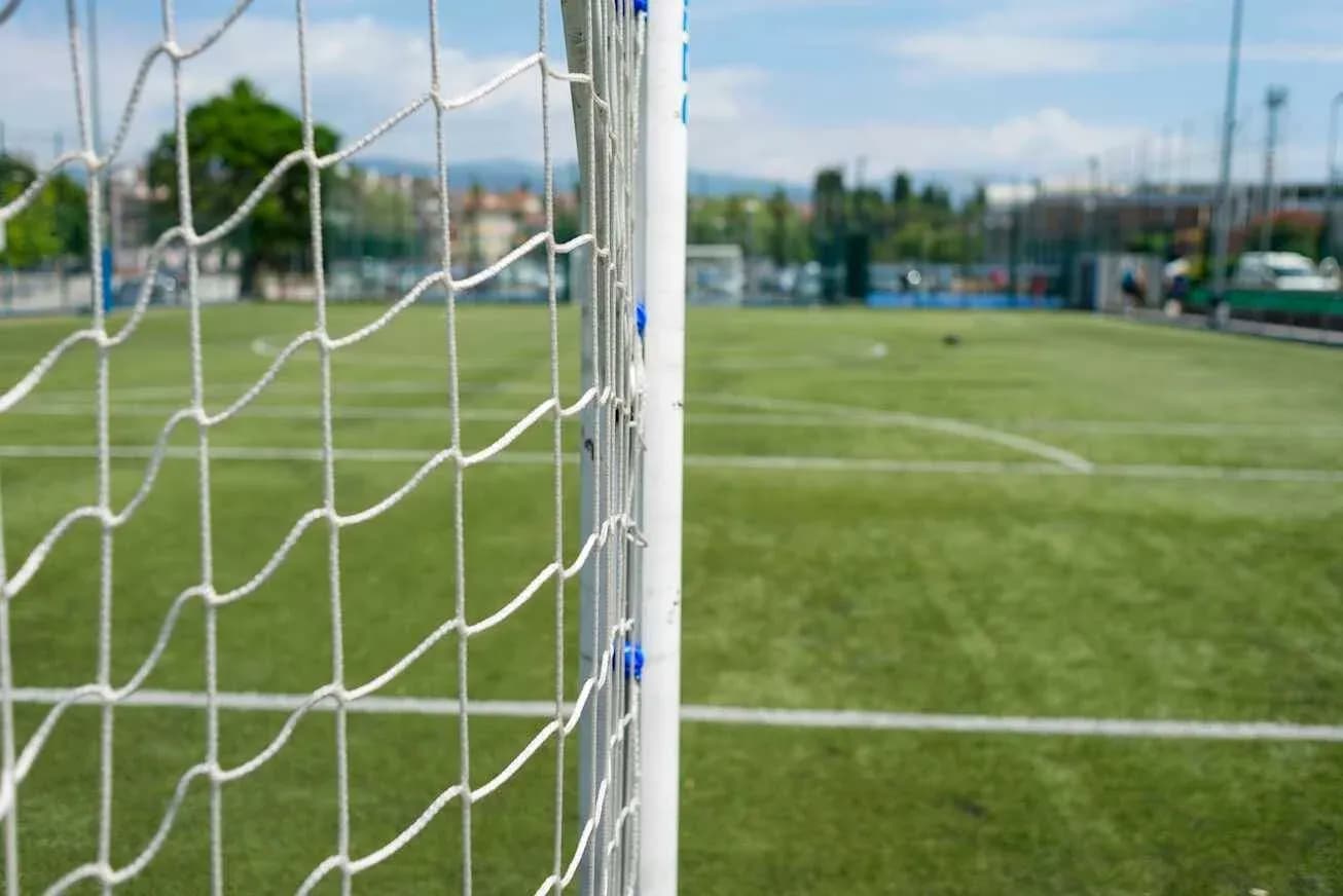 But de football avec terrain en arrière-plan
