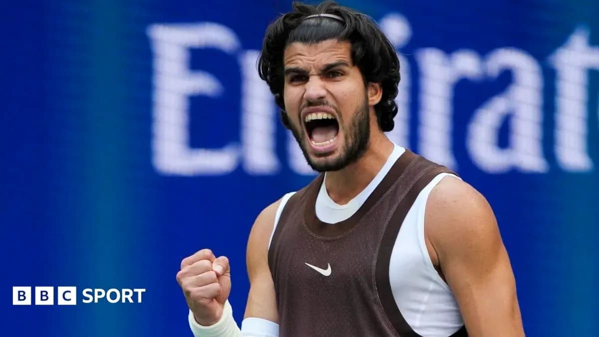 Joueur de tennis célébrant sur le court
