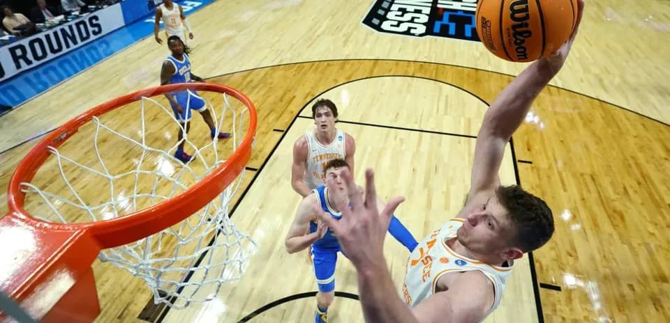 Joueur dunkant pendant un match de basket