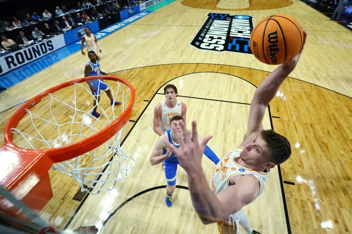 Joueur dunkant pendant un match de basket