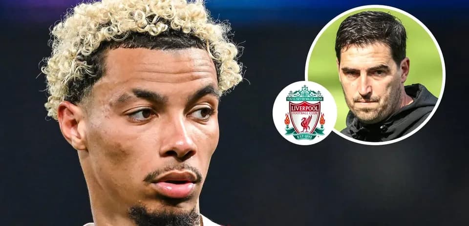 Joueur avec cheveux bouclés et logo Liverpool en arrière-plan