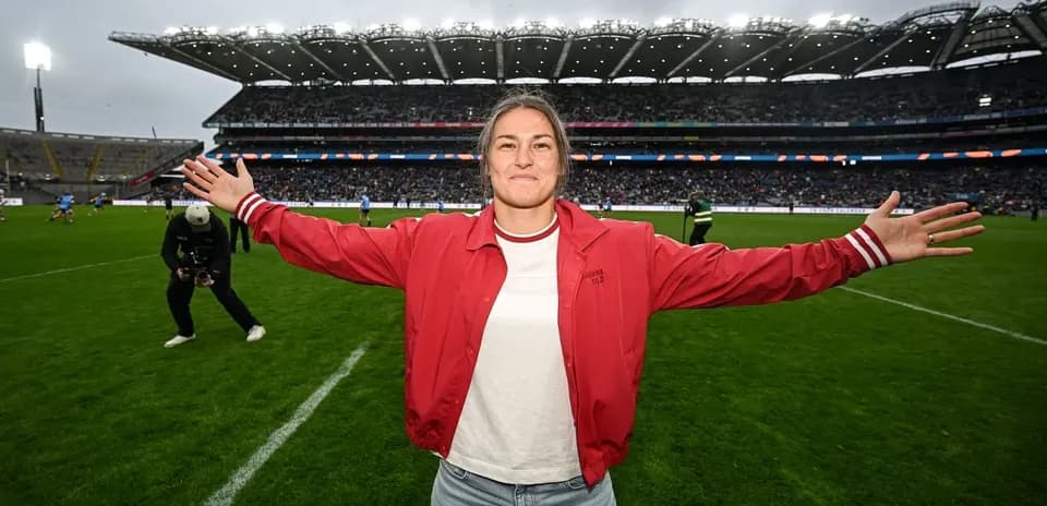 Person avec les bras ouverts sur le terrain de rugby
