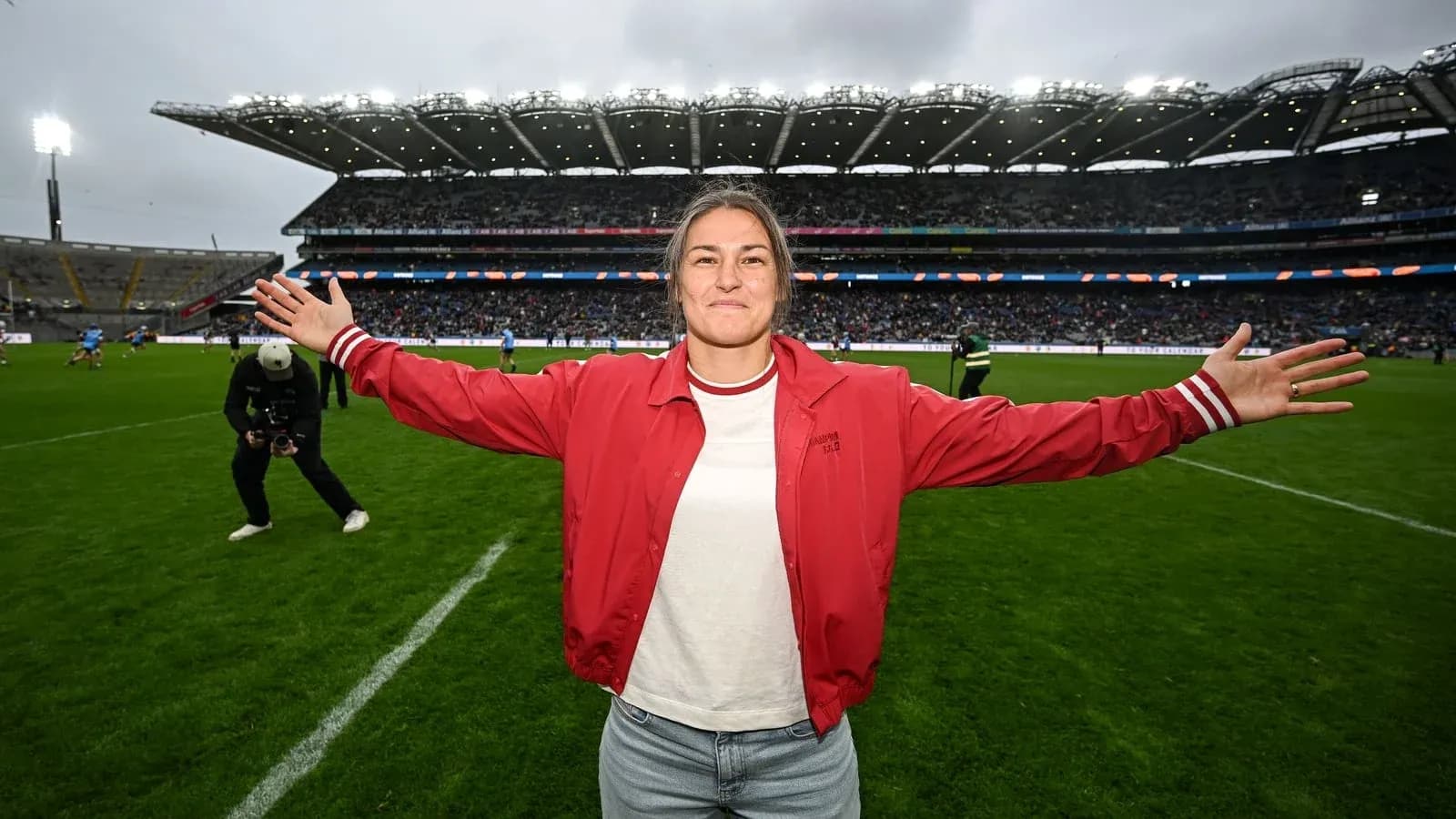 Person avec les bras ouverts sur le terrain de rugby