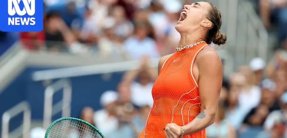 Joueuse de tennis célébrant une victoire sur le court