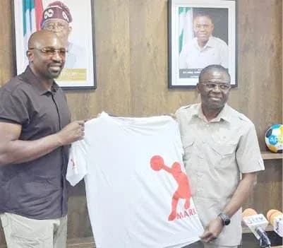 Deux hommes tenant un T-shirt dans un bureau