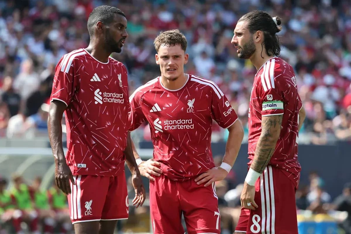 Trois joueurs de Liverpool en discussion sur le terrain