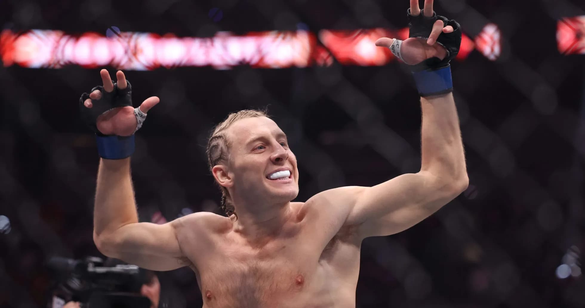 L'athlète célébrant après un combat de MMA