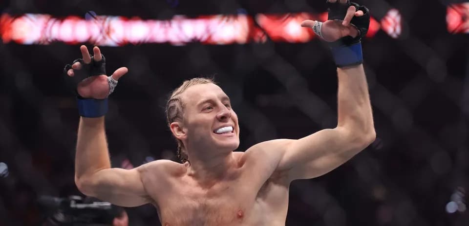 L'athlète célébrant après un combat de MMA
