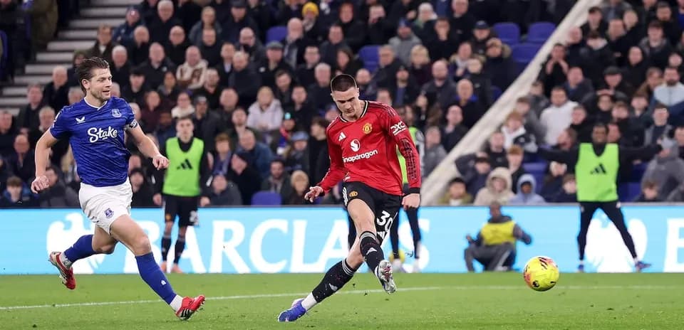 Un joueur d'Everton contre un joueur de Manchester United