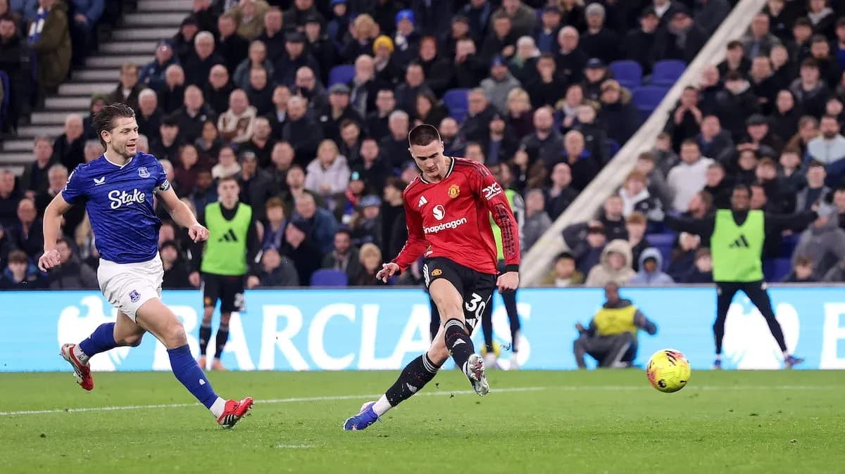 Un joueur d'Everton contre un joueur de Manchester United