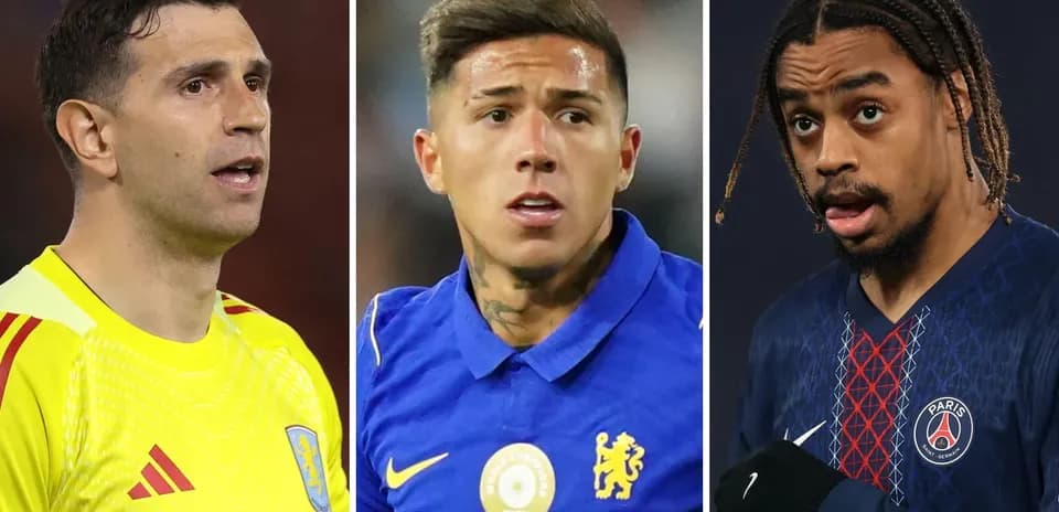 Trois joueurs de football en tenue d'équipe