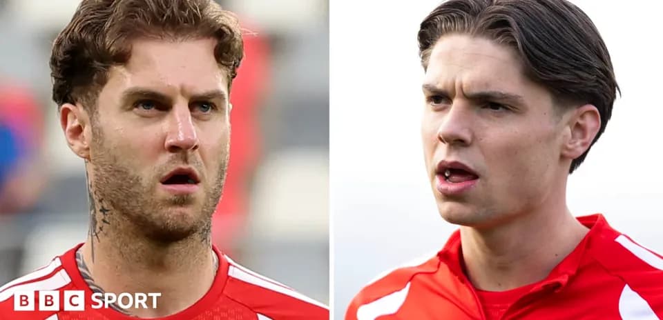 Deux joueurs en tenue de football se concentrant