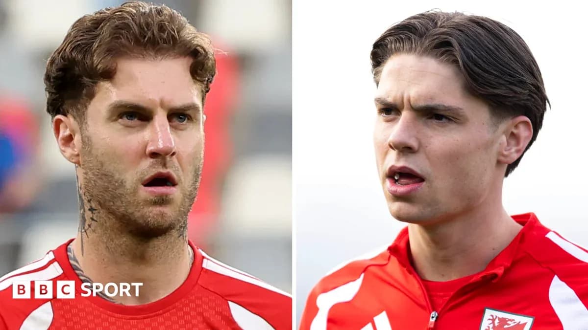 Deux joueurs en tenue de football se concentrant