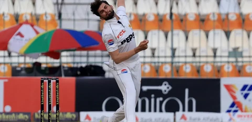 Joueur lançant la balle de cricket sur le terrain