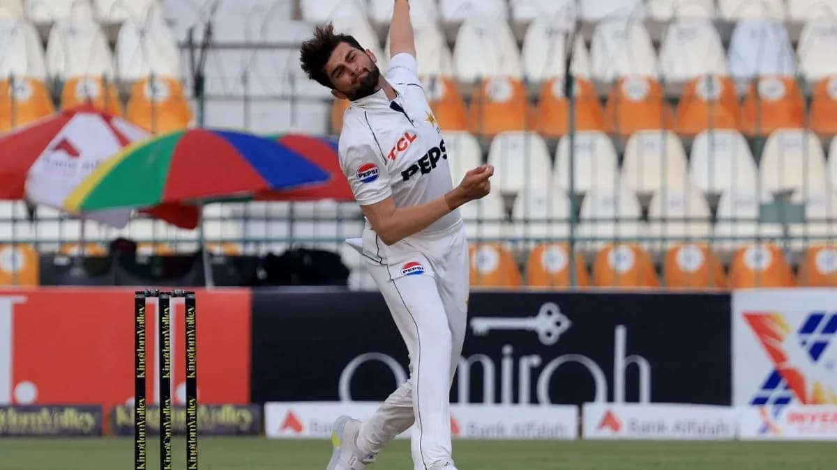 Joueur lançant la balle de cricket sur le terrain