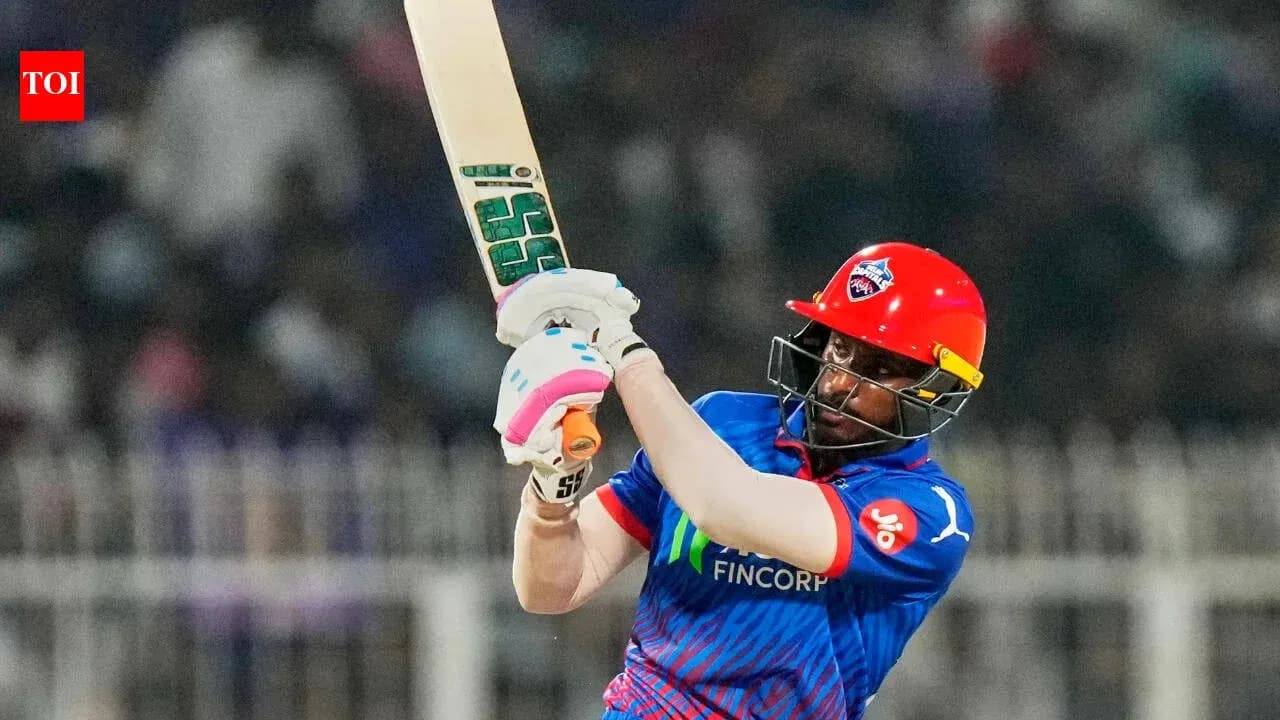 Joueur frappant la balle avec une batte de cricket