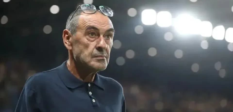 Entraîneur observant le match depuis la touche