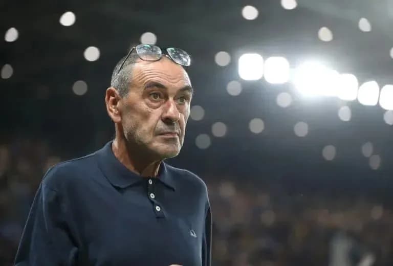 Entraîneur observant le match depuis la touche