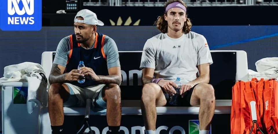 Deux joueurs de tennis assis sur un banc