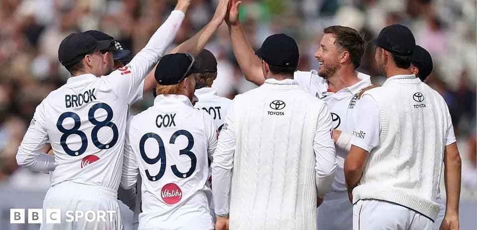 Joueurs de cricket célébrant une prise réussie