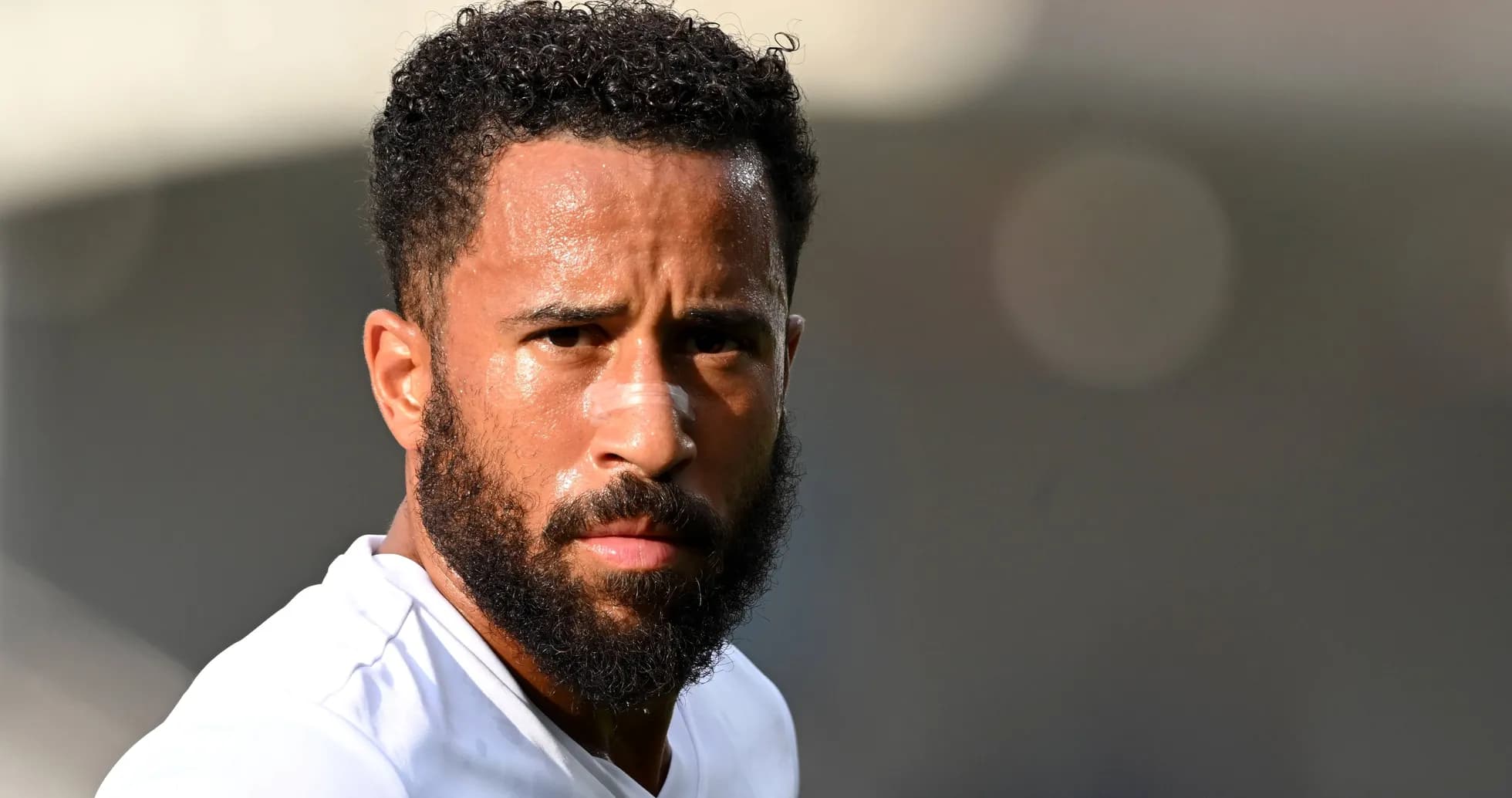 Joueur de football avec un bandage sur le visage