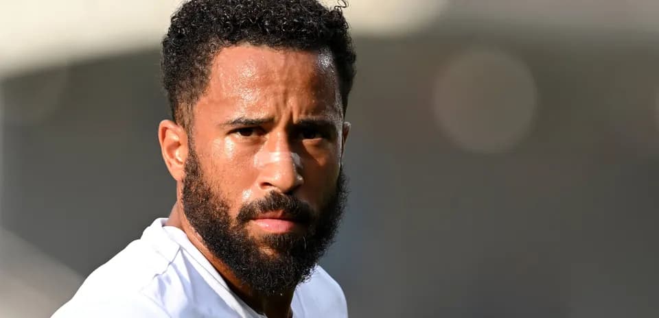 Joueur de football avec un bandage sur le visage