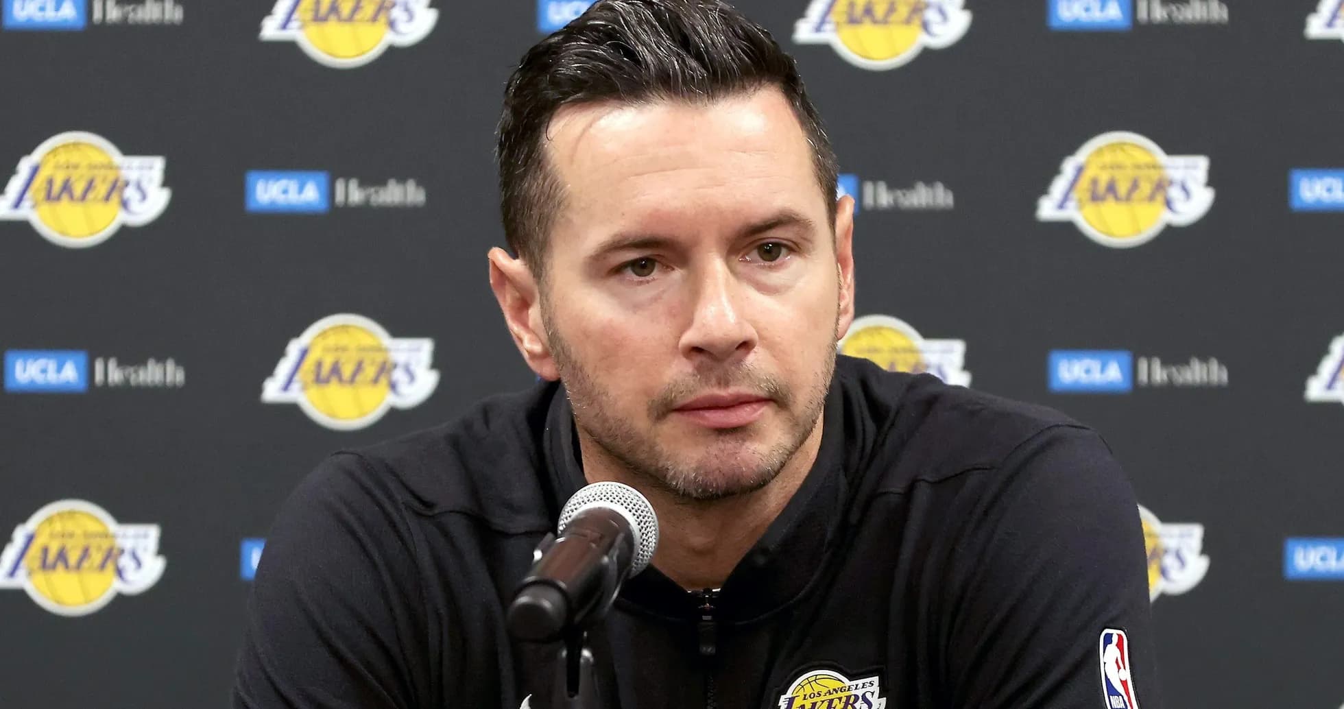 Entraîneur lors d'une conférence de presse des Lakers