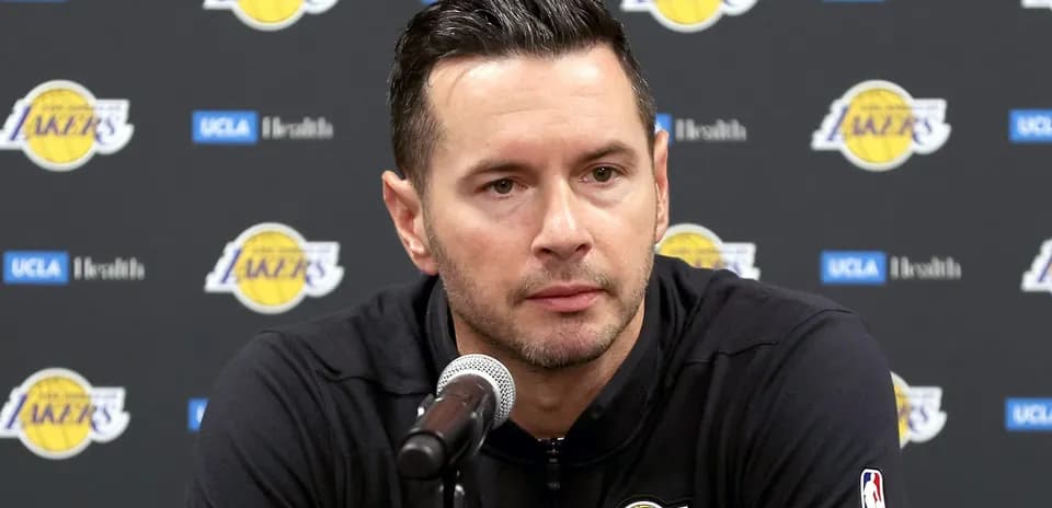 Entraîneur lors d'une conférence de presse des Lakers