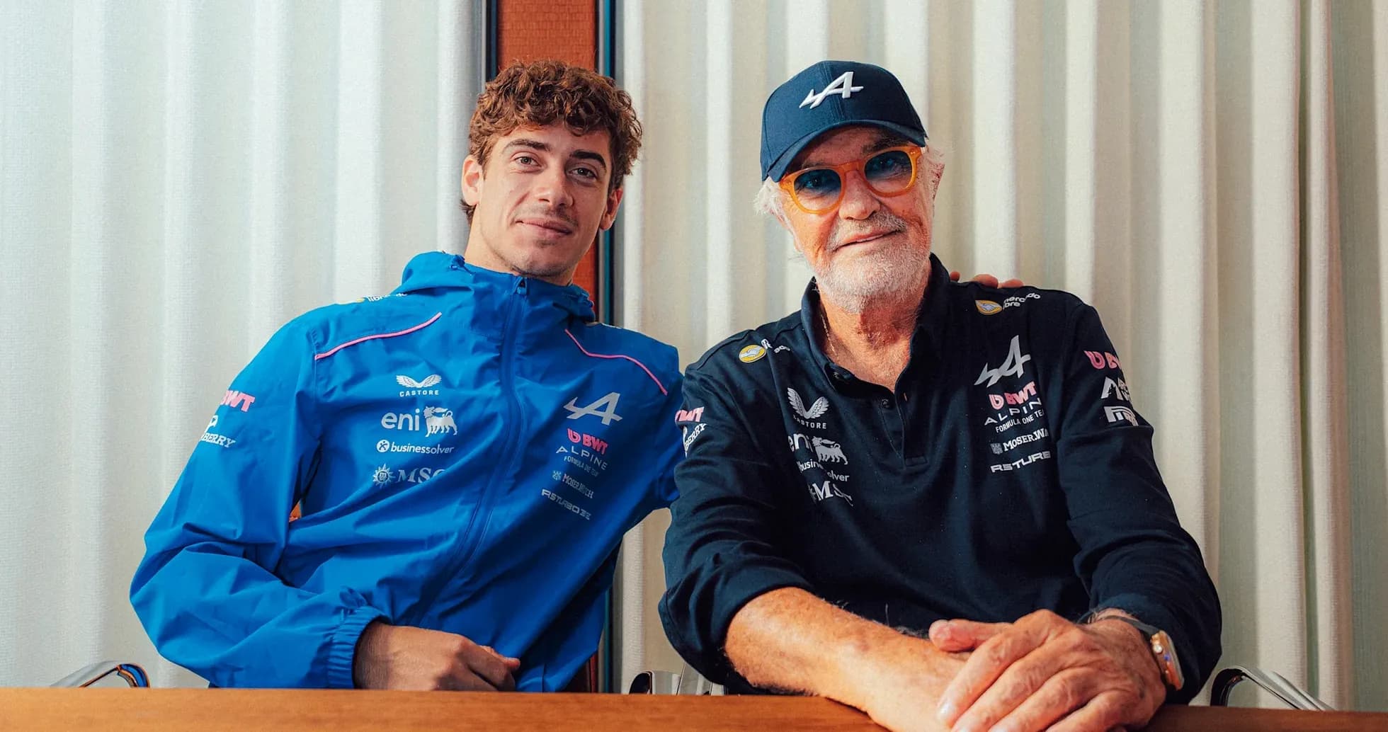 Deux hommes posant ensemble avec des vêtements Alpine