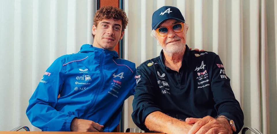 Deux hommes posant ensemble avec des vêtements Alpine