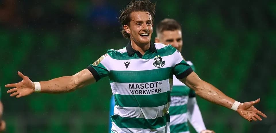 Joueur célébrant un but avec les bras ouverts