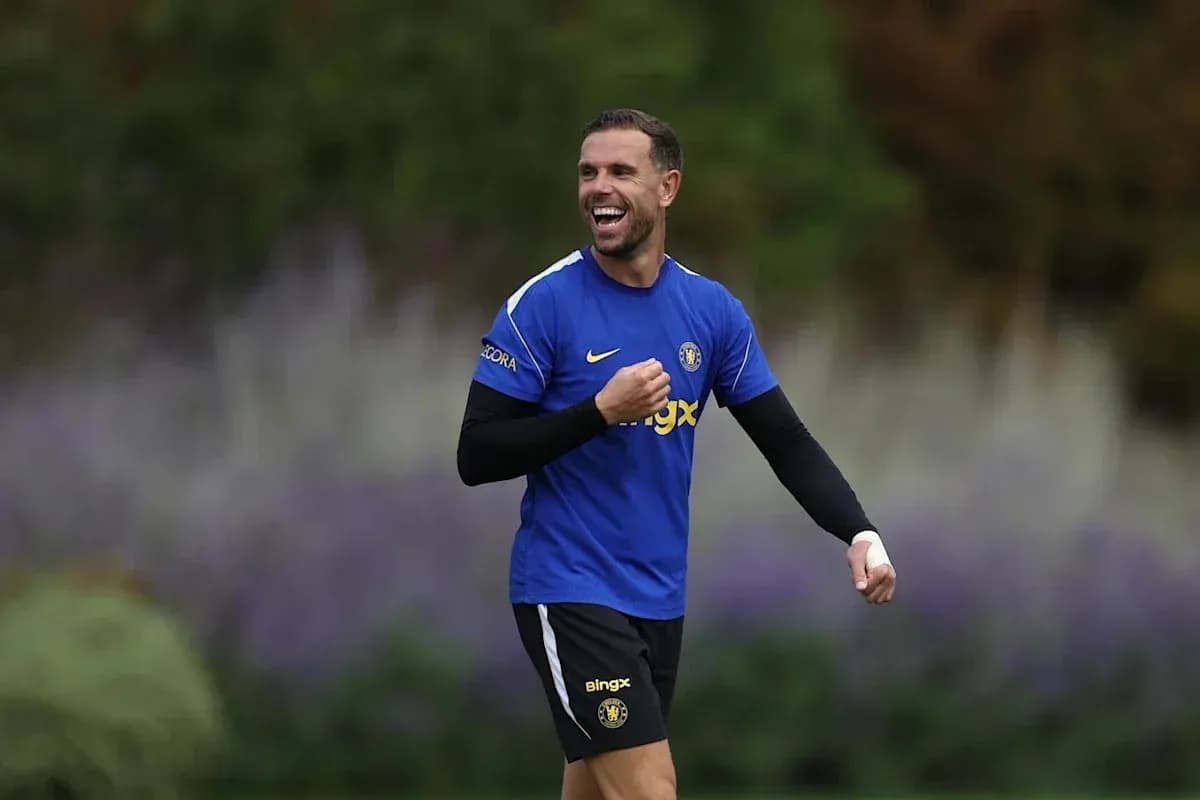 Joueur s'entraînant avec un sourire sur le terrain