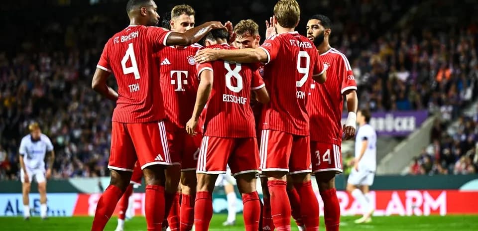 Joueurs du Bayern célébrant un but ensemble