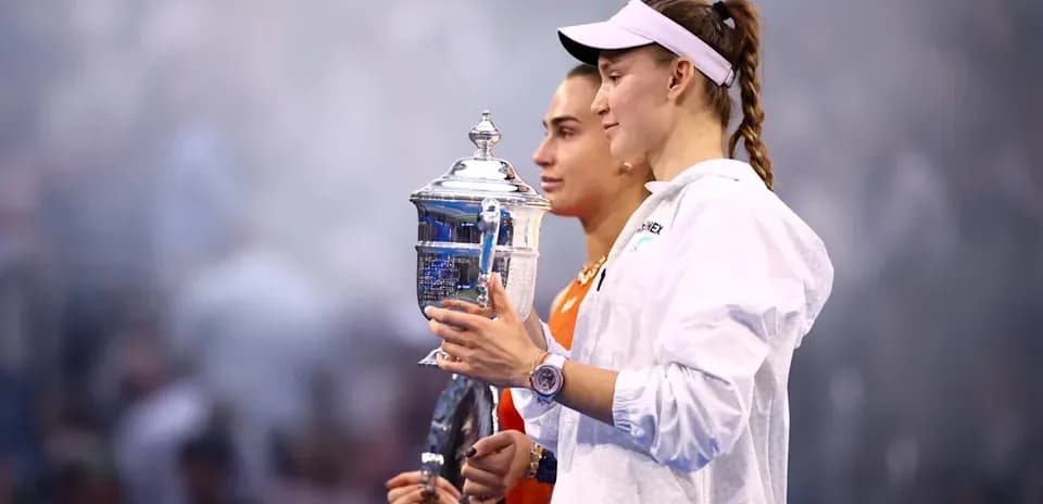 Deux joueuses tenant un trophée de tennis ensemble