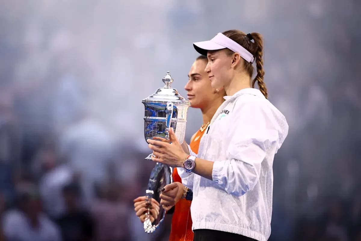 Deux joueuses tenant un trophée de tennis ensemble