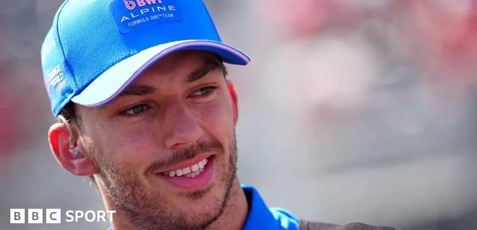 Pilote portant une casquette Alpine lors d'un événement